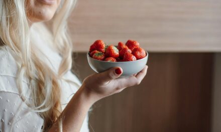 10 Benefits Of Eating Strawberries for Pregnant Woman